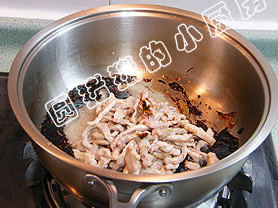 6、京酱肉丝,再放入事先炒好的肉丝。