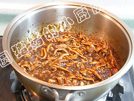 7、京酱肉丝,翻炒至肉丝全部均匀的裹上酱汁即可。