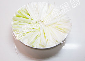 8、京酱肉丝,将京葱白切成细切状，摆放在盘底，上面盛装肉丝即可。