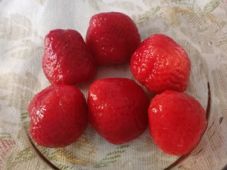 1、草莓冰激凌,草莓洗干净去蒂。