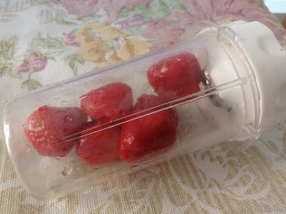 2、草莓冰激凌,放入料理机。
