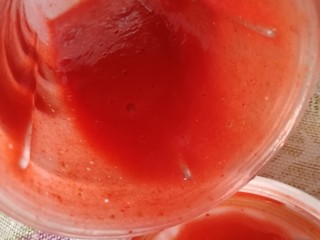 3、草莓冰激凌,打成果汁。