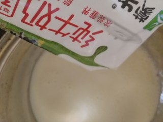 4、草莓冰激凌,纯牛奶倒入奶锅。