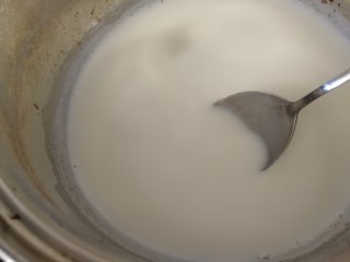 5、草莓冰激凌,小火煮开，不停的搅拌，关火再搅拌一分钟。