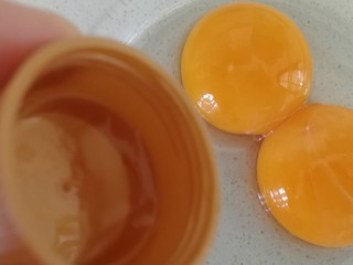 6、草莓冰激凌,蛋黄、蛋白分离，蛋黄加几滴白醋去腥。