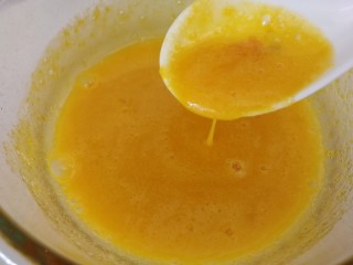 8、草莓冰激凌,无须打发，搅拌均匀，糖要完全融化。