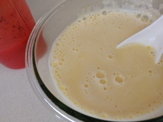 10、草莓冰激凌,把蛋奶液搅拌均匀。