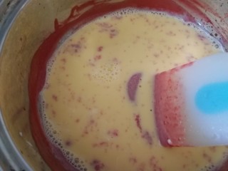 13、草莓冰激凌,关火把草莓泥放凉，把蛋奶液倒入奶锅，小火加热。