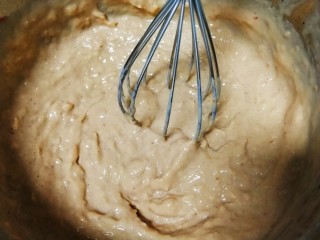 15、草莓冰激凌,冷冻一个半小时后，成糊状，搅拌均匀。