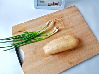 1、醋溜藕片,新鲜的莲藕选七孔的，配点小葱。