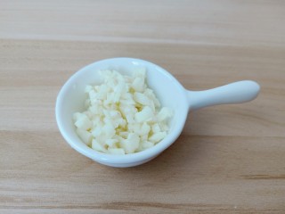 3、醋溜藕片,蒜切成细沫。