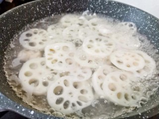 7、醋溜藕片,焯水一分钟捞出藕片控水。