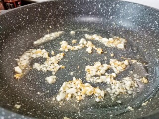 8、醋溜藕片,炒锅放旺火上倒油3汤勺烧至温热，下蒜泥炒香。