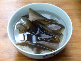 1、大杂烩一品煲,粉皮提前用开水浸泡软