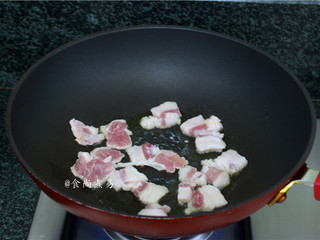 4、大杂烩一品煲,热锅，倒入少量食用油，倒入五花肉大火干煸出油脂