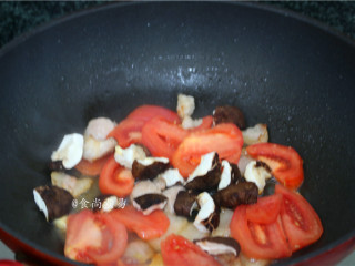 7、大杂烩一品煲,加入香菇