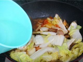 10、大杂烩一品煲,加上适量清水大火烹煮片刻