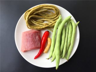 1、双豆炒肉,准备材料如图。