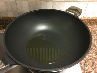 3、双豆炒肉,热锅倒油烧至八成热。