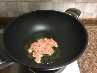 4、双豆炒肉,放入肉片快速翻炒至变色断生。