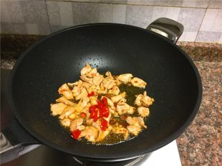 6、双豆炒肉,放入泡椒和泡姜翻炒10秒。