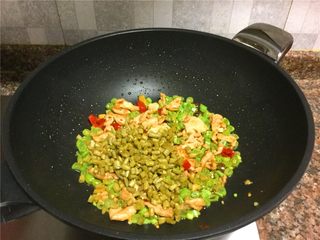 8、双豆炒肉,放入泡豇豆翻炒10秒。