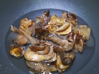 1、腐竹炒木耳,木耳用清水浸发，并焯水3分钟