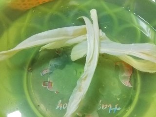 2、腐竹炒木耳,腐竹用清水浸软