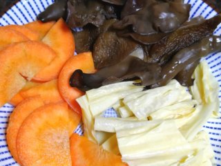 3、腐竹炒木耳,腐竹切段，大块的木耳切小点，胡萝卜切片