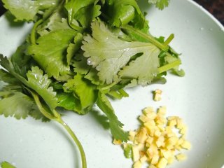 4、腐竹炒木耳,香菜切段，姜切姜末