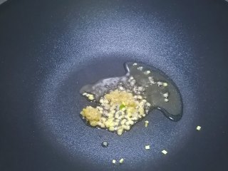 6、腐竹炒木耳,爆香姜末