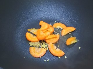 7、腐竹炒木耳,加入胡萝卜