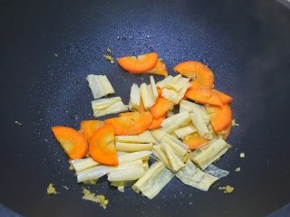 8、腐竹炒木耳,加入腐竹段