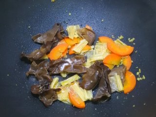 11、腐竹炒木耳,加入盐调味