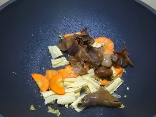 9、腐竹炒木耳,加入木耳