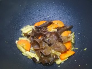 10、腐竹炒木耳,加入少许清水，煮3分钟