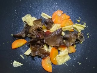 12、腐竹炒木耳,加入蚝油提鲜，翻炒均匀