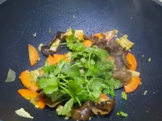 13、腐竹炒木耳,加入香菜段