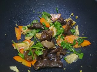 14、腐竹炒木耳,炒匀便可