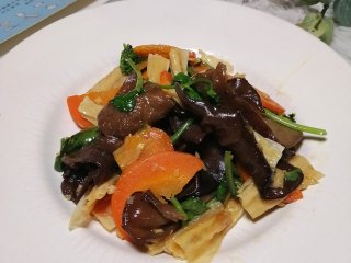 15、腐竹炒木耳,出锅装盘，美美哒