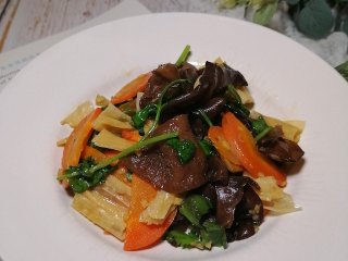 16、腐竹炒木耳,成品图