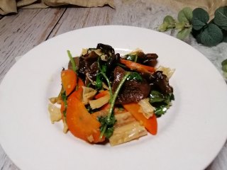 17、腐竹炒木耳,成品图