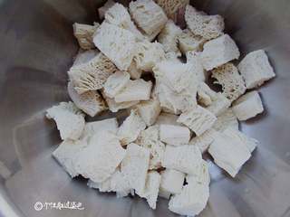 3、凉拌冻豆腐,挤干冻豆腐里面的水份