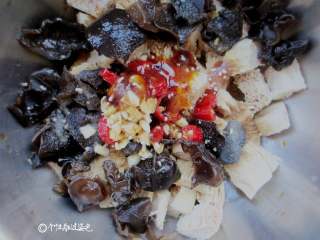 6、凉拌冻豆腐,醋、生抽、盐、一勺油辣子调味