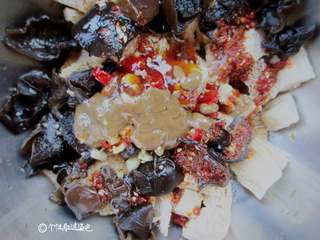 7、凉拌冻豆腐,最后再来一勺 芝麻酱