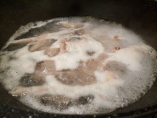 4、#感恩节食谱#糖醋凤爪,放生姜片，料酒少许，鸡爪冷水下锅中焯水，