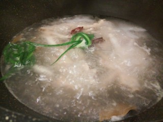 5、#感恩节食谱#糖醋凤爪,焯过水的鸡爪，用清水冲洗干净，重新入锅，加葱结，桂皮，香叶，大料，适量清水，大火烧开，