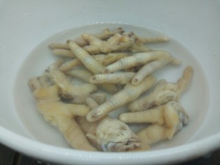 7、#感恩节食谱#糖醋凤爪,煮好的鸡爪，捞出放凉开水中降温，增加嚼劲，再控一下水分