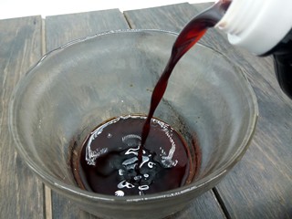 8、#感恩节食谱#糖醋凤爪,生抽，白糖，米醋放入容器，搅拌至白糖融化