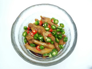 11、#感恩节食谱#糖醋凤爪,青红椒撒在上面